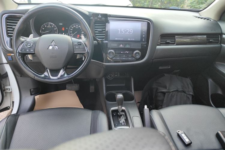 Used Mitsubishi Outlander 2016 2.4L 4x4 Luxury Edition 7-Seater Interior 2