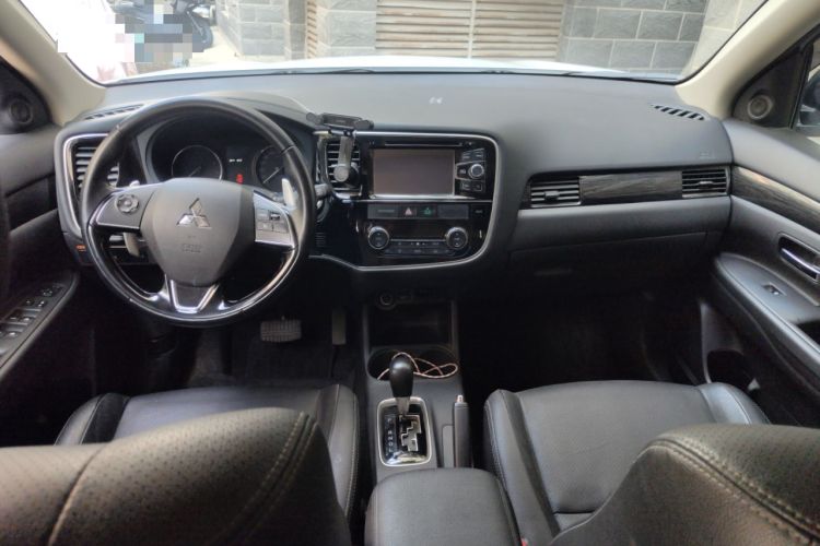 Used Mitsubishi Outlander 2016 2.4L 4x4 Elite Edition 5 Seats Interior 2