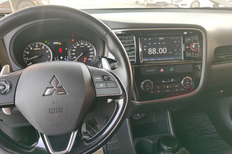 Used Mitsubishi Outlander 2016 2.4L 4x4 Elite Edition 7-Seater Interior 2