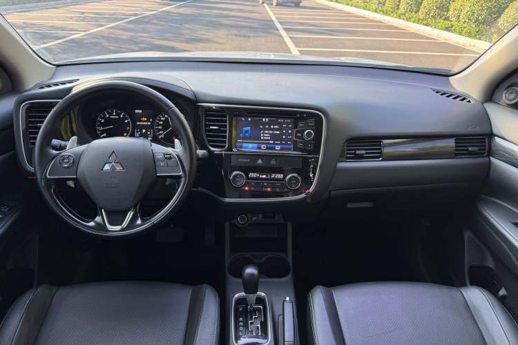 Used Mitsubishi Outlander 2016 2.4L 4x4 Elite Edition 5 Seats Interior 2