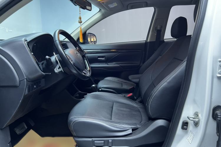 Used Mitsubishi Outlander 2016 2.4L 4x4 Elite Edition 5 Seats Interior 2