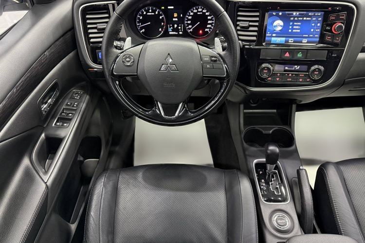 Used Mitsubishi Outlander 2016 2.4L 4x4 Elite Edition 7-Seater Interior 2