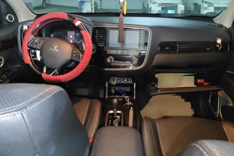 Used Mitsubishi Outlander 2016 2.4L 4x4 Luxury Edition 7-Seater Interior 2