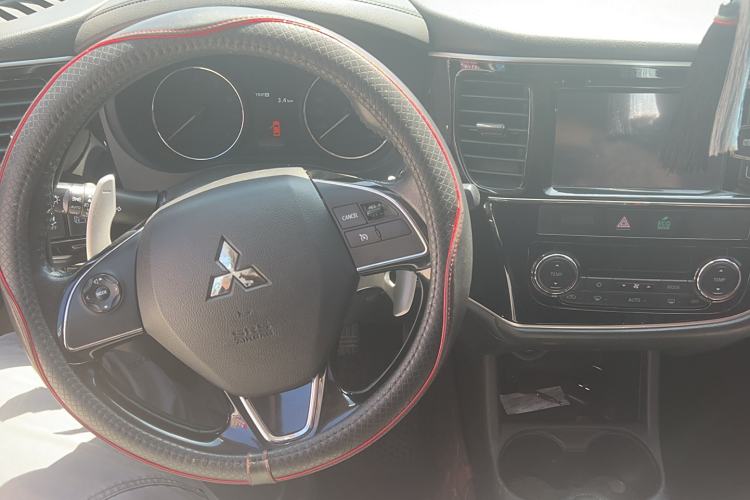 Used Mitsubishi Outlander 2016 2.4L 4x4 Elite Edition 5 Seats Interior 3