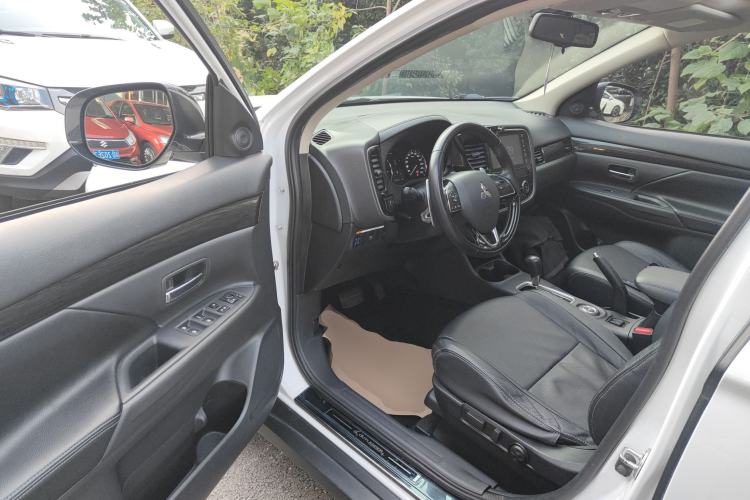 Used Mitsubishi Outlander 2016 2.4L 4x4 Luxury Edition 7-Seater Interior 3