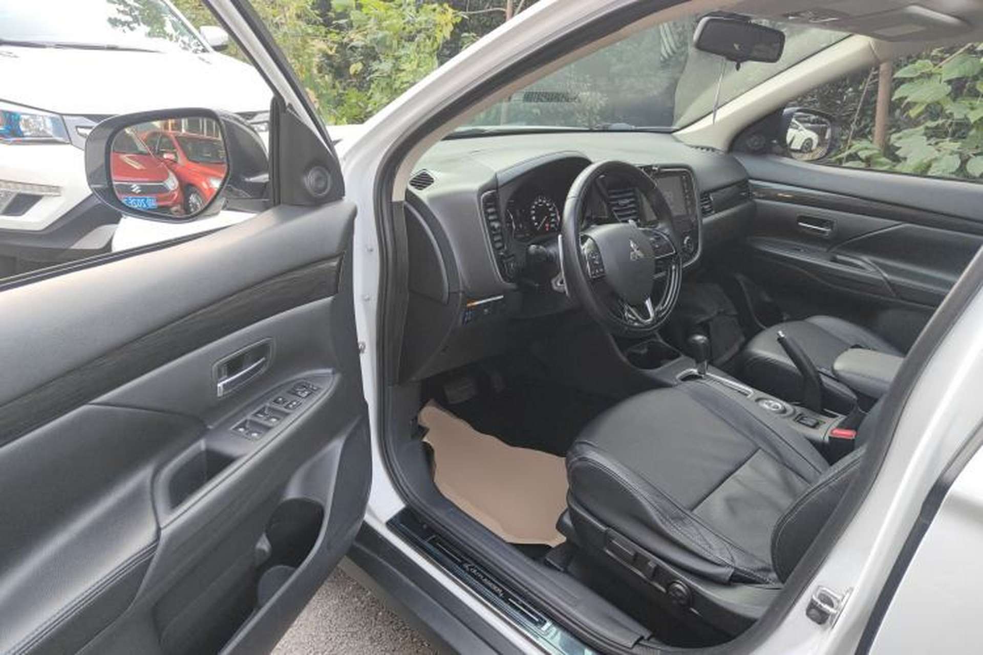 Used Mitsubishi Outlander 2016 2.4L 4x4 Luxury Edition 7-Seater Interior 3