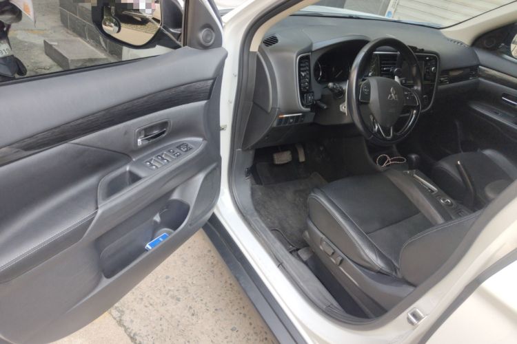 Used Mitsubishi Outlander 2016 2.4L 4x4 Elite Edition 5 Seats Interior 3