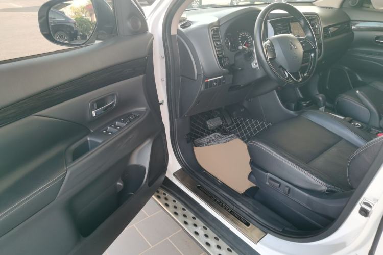 Used Mitsubishi Outlander 2016 2.4L 4x4 Elite Edition 7-Seater Interior 3