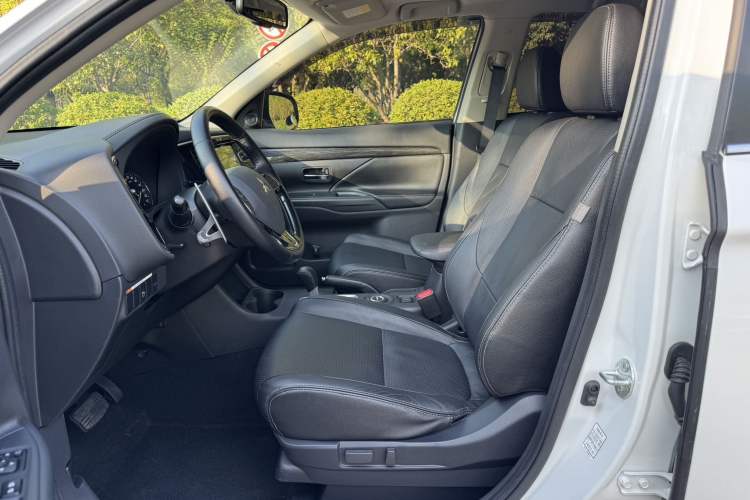 Used Mitsubishi Outlander 2016 2.4L 4x4 Elite Edition 5 Seats Interior 3