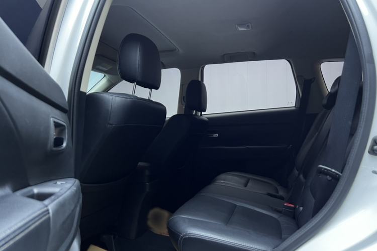 Used Mitsubishi Outlander 2016 2.4L 4x4 Elite Edition 5 Seats Interior 3