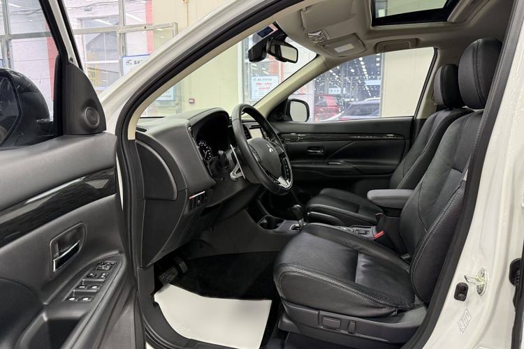 Used Mitsubishi Outlander 2016 2.4L 4x4 Elite Edition 7-Seater Interior 3