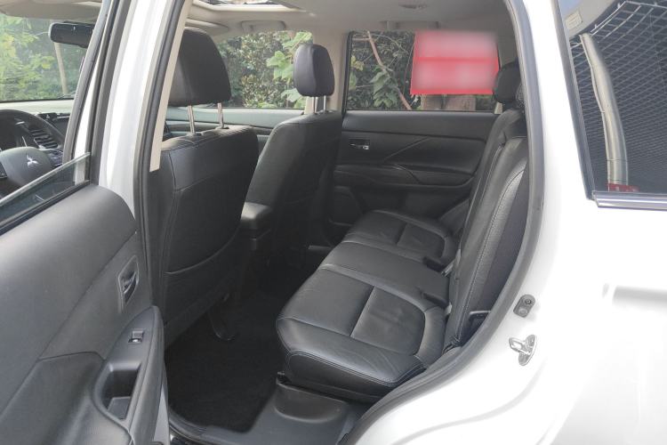 Used Mitsubishi Outlander 2016 2.4L 4x4 Luxury Edition 7-Seater Interior 4