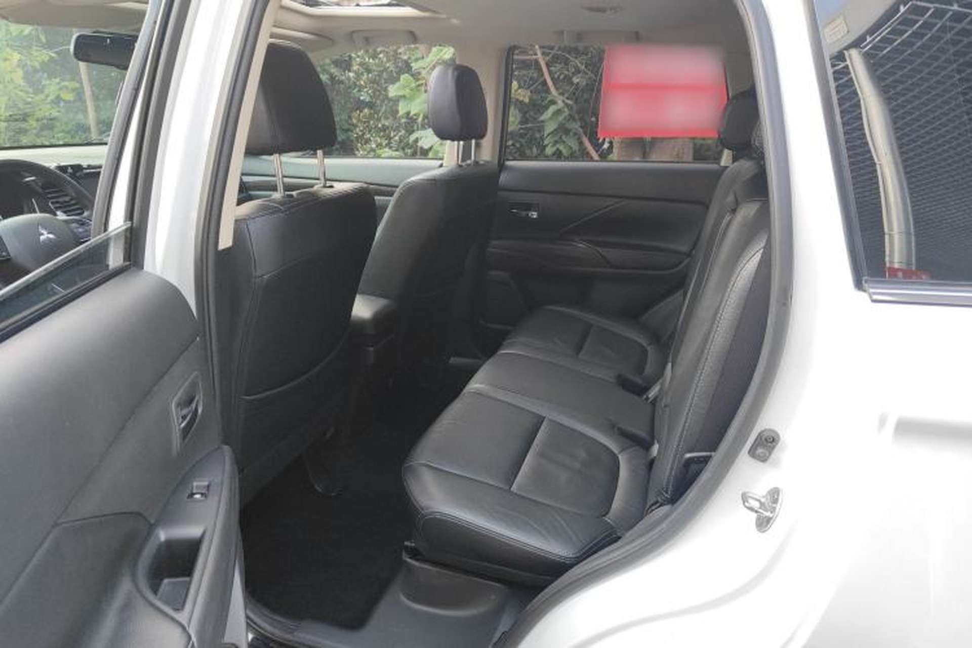 Used Mitsubishi Outlander 2016 2.4L 4x4 Luxury Edition 7-Seater Interior 4