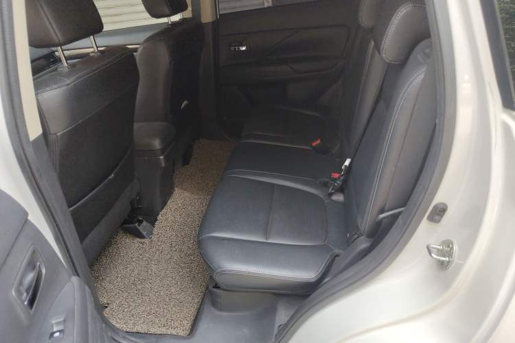 Used Mitsubishi Outlander 2016 2.4L 4x4 Elite Edition 5 Seats Interior 4