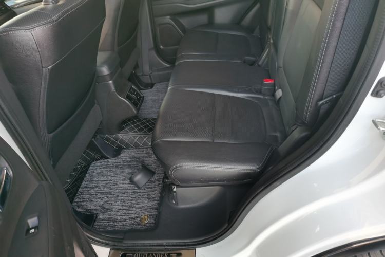 Used Mitsubishi Outlander 2016 2.4L 4x4 Elite Edition 7-Seater Interior 4