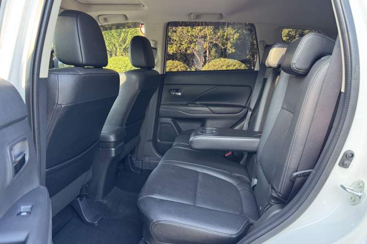 Used Mitsubishi Outlander 2016 2.4L 4x4 Elite Edition 5 Seats Interior 4