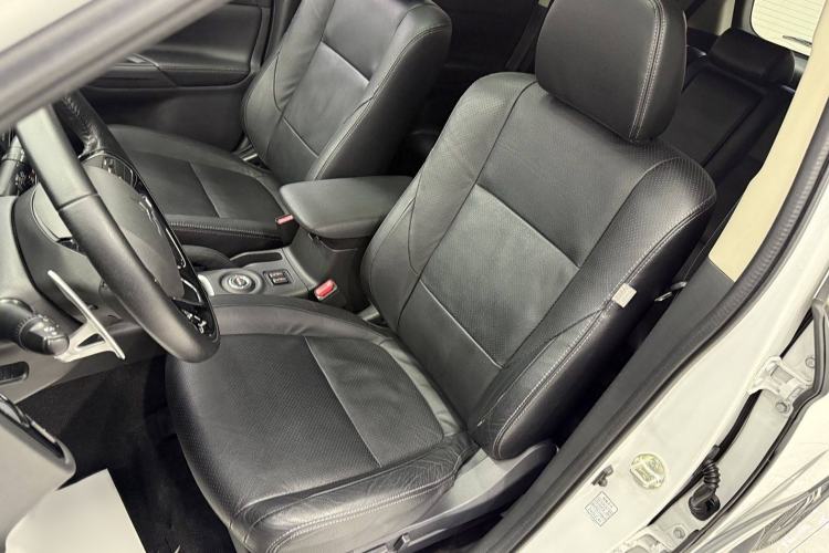 Used Mitsubishi Outlander 2016 2.4L 4x4 Elite Edition 7-Seater Interior 4