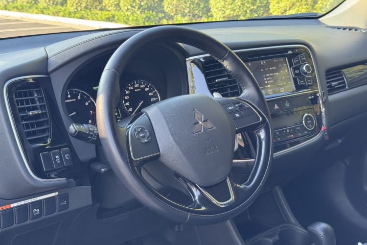 Used Mitsubishi Outlander 2016 2.4L 4x4 Elite Edition 5 Seats Interior 5