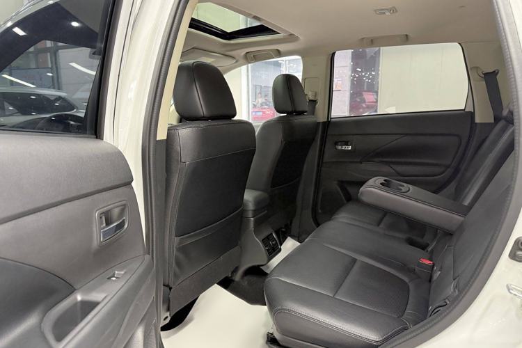 Used Mitsubishi Outlander 2016 2.4L 4x4 Elite Edition 7-Seater Interior 5