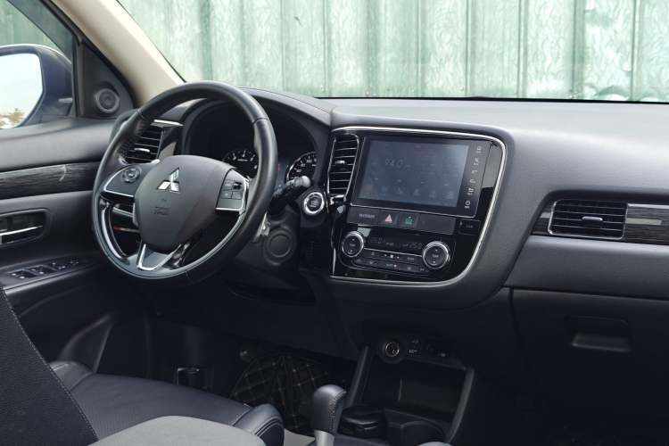 Used Mitsubishi Outlander 2016 2.4L 4x4 Elite Edition 5 Seats Interior 5