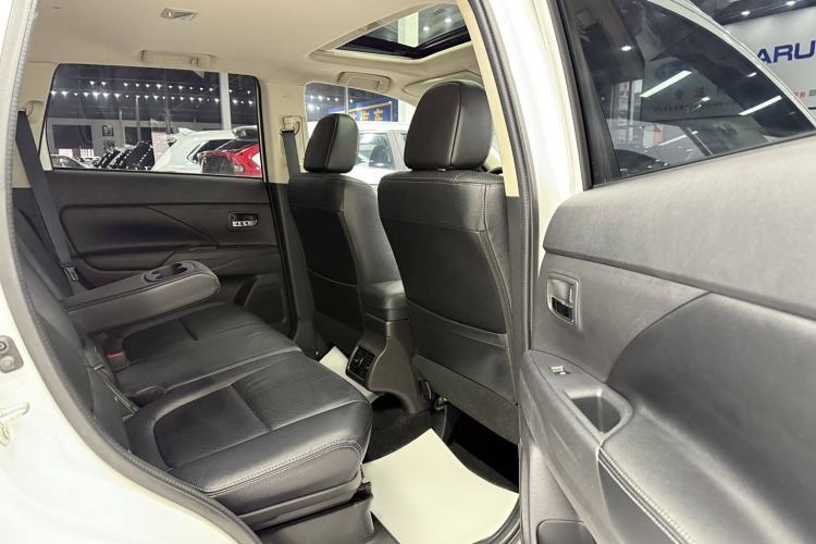 Used Mitsubishi Outlander 2016 2.4L 4x4 Elite Edition 7-Seater Interior 6