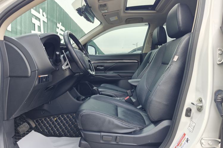 Used Mitsubishi Outlander 2016 2.4L 4x4 Elite Edition 5 Seats Interior 6