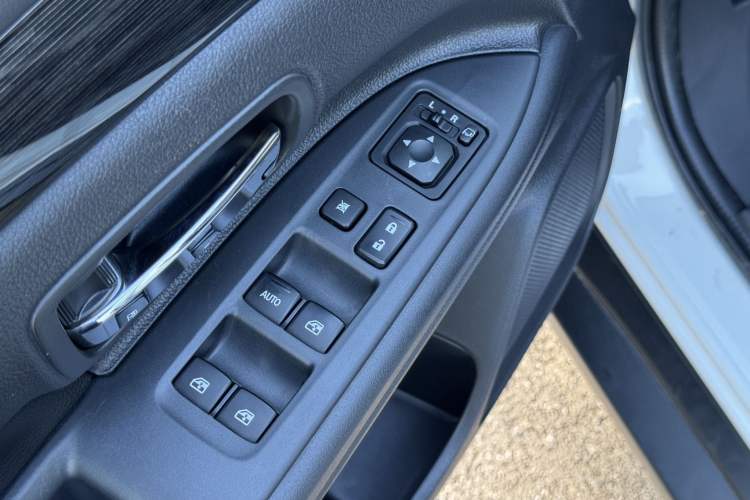 Used Mitsubishi Outlander 2016 2.4L 4x4 Elite Edition 5 Seats Interior 7