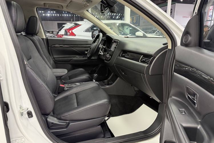 Used Mitsubishi Outlander 2016 2.4L 4x4 Elite Edition 7-Seater Interior 7