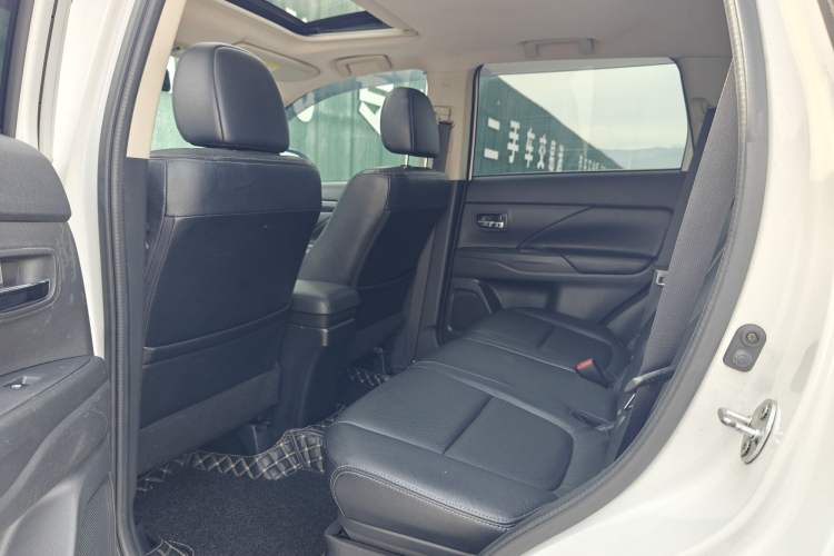 Used Mitsubishi Outlander 2016 2.4L 4x4 Elite Edition 5 Seats Interior 7