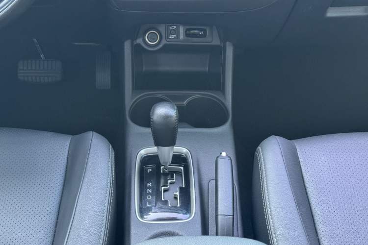Used Mitsubishi Outlander 2016 2.4L 4x4 Elite Edition 5 Seats Interior 8