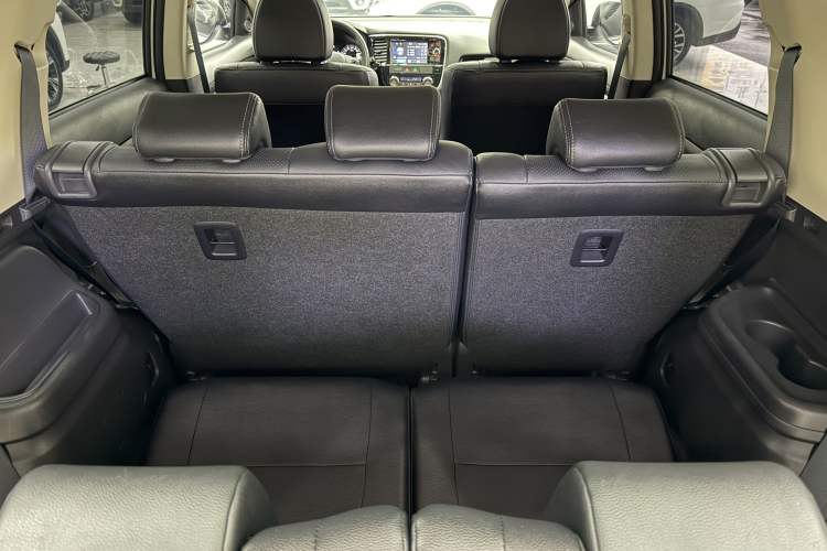 Used Mitsubishi Outlander 2016 2.4L 4x4 Elite Edition 7-Seater Interior 9