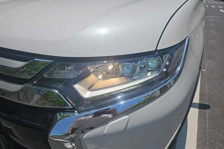 Used Mitsubishi Outlander 2016 2.4L 4x4 Elite Edition 7-Seater Left Front Headlight