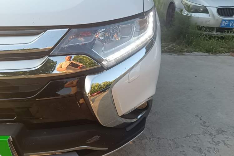 Used Mitsubishi Outlander 2016 2.4L 4x4 Luxury Edition 7-Seater Left Front Headlight