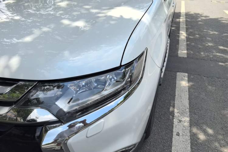 Used Mitsubishi Outlander 2016 2.4L 4x4 Elite Edition 5 Seats Left Front Headlight