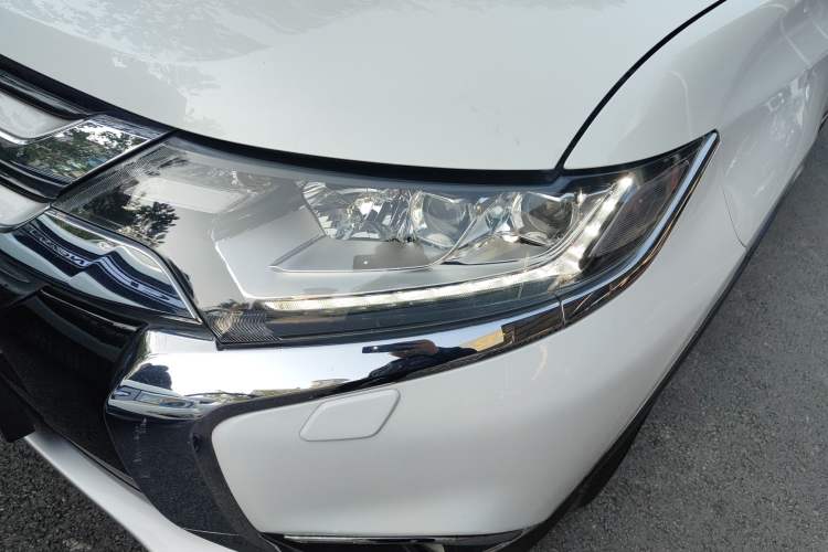 Used Mitsubishi Outlander 2016 2.4L 4x4 Luxury Edition 7-Seater Left Front Headlight