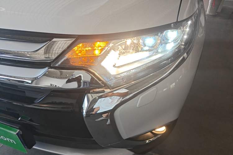 Used Mitsubishi Outlander 2016 2.4L 4x4 Elite Edition 5 Seats Left Front Headlight