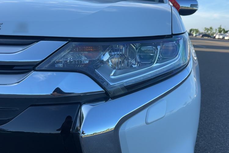 Used Mitsubishi Outlander 2016 2.4L 4x4 Elite Edition 7-Seater Left Front Headlight