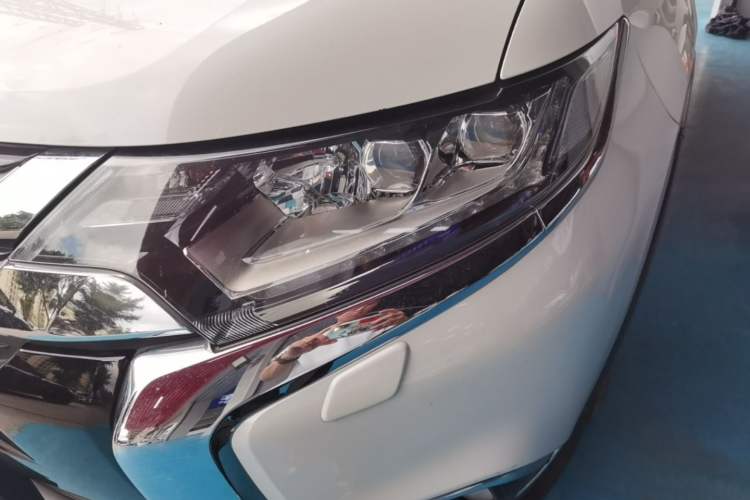 Used Mitsubishi Outlander 2016 2.4L 4x4 Luxury Edition 7-Seater Left Front Headlight