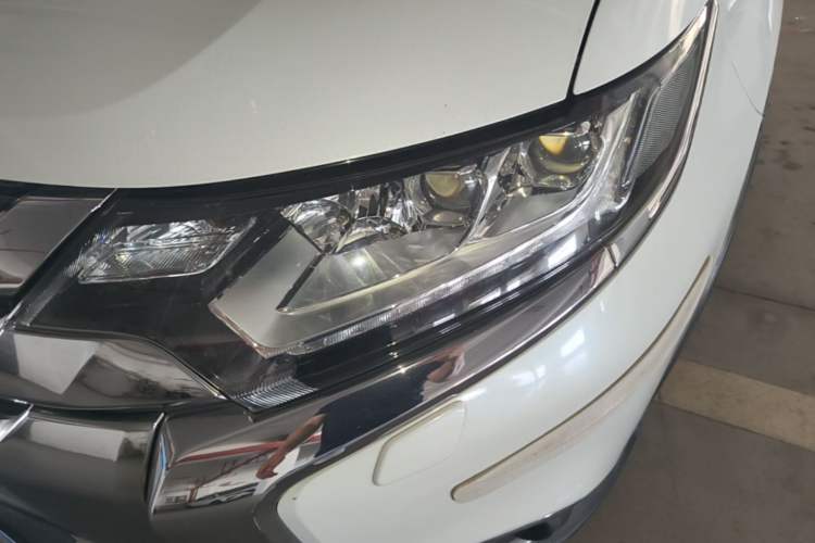 Used Mitsubishi Outlander 2016 2.4L 4x4 Luxury Edition 7-Seater Left Front Headlight