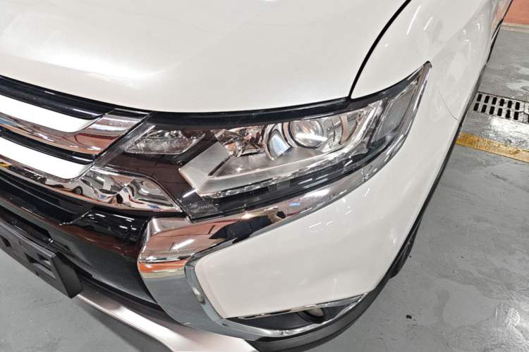 Used Mitsubishi Outlander 2016 2.0L Two-Wheel Drive Value Edition 5 Seats Left Front Headlight
