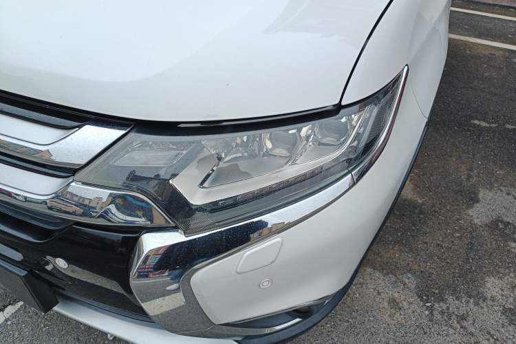 Used Mitsubishi Outlander 2016 2.4L 4x4 Elite Edition 5 Seats Left Front Headlight