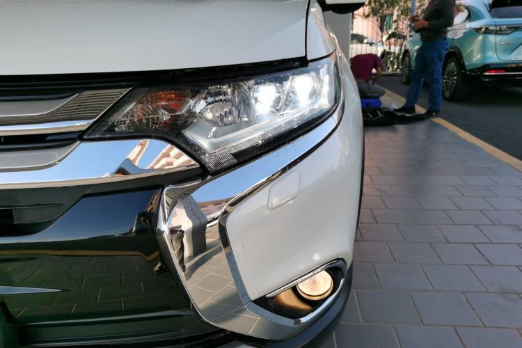Used Mitsubishi Outlander 2016 2.4L 4x4 Elite Edition 7-Seater Left Front Headlight