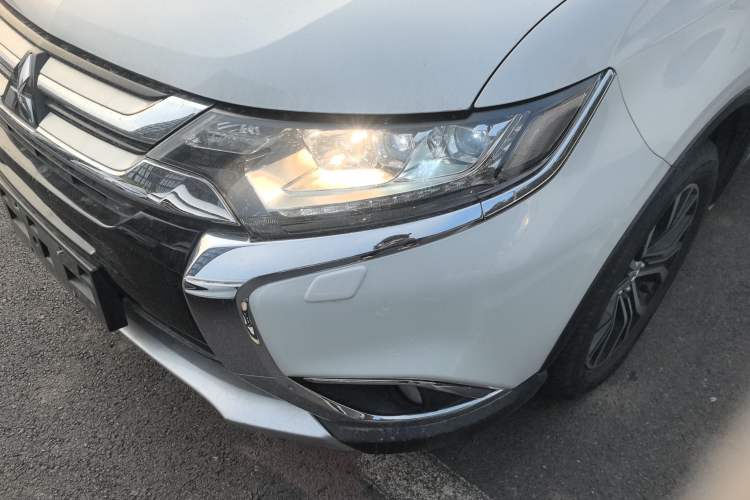 Used Mitsubishi Outlander 2016 2.4L 4x4 Elite Edition 5 Seats Left Front Headlight