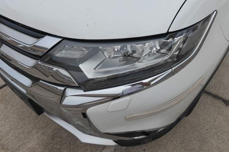Used Mitsubishi Outlander 2016 2.4L 4x4 Luxury Edition 7-Seater Left Front Headlight
