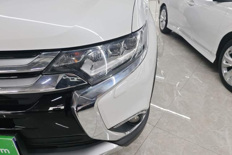 Used Mitsubishi Outlander 2016 2.4L 4x4 Elite Edition 7-Seater Left Front Headlight