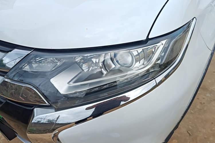 Used Mitsubishi Outlander 2016 2.0L Two-Wheel Drive Fashion Edition 5 Seats Left Front Headlight