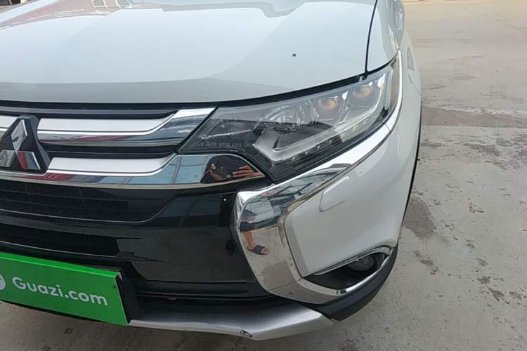 Used Mitsubishi Outlander 2016 2.4L 4x4 Elite Edition 5 Seats Left Front Headlight