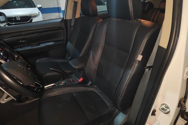 Used Mitsubishi Outlander 2016 2.4L 4x4 Elite Edition 5 Seats Left Front Seat