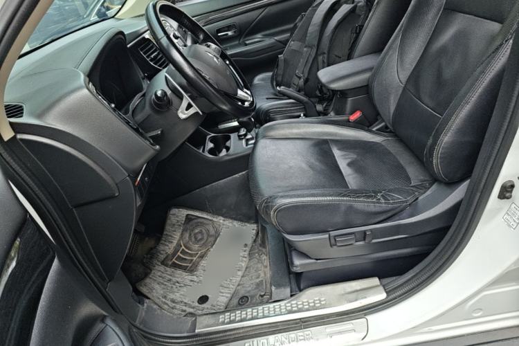 Used Mitsubishi Outlander 2016 2.4L 4x4 Elite Edition 5 Seats Left Front Seat