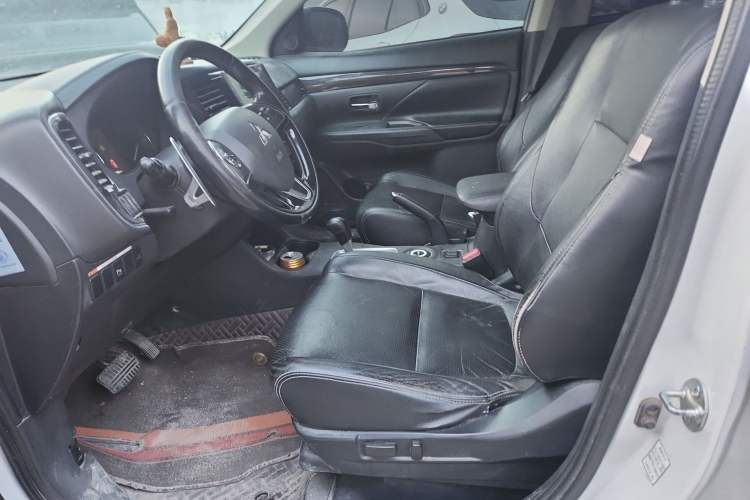 Used Mitsubishi Outlander 2016 2.4L 4x4 Elite Edition 5 Seats Left Front Seat